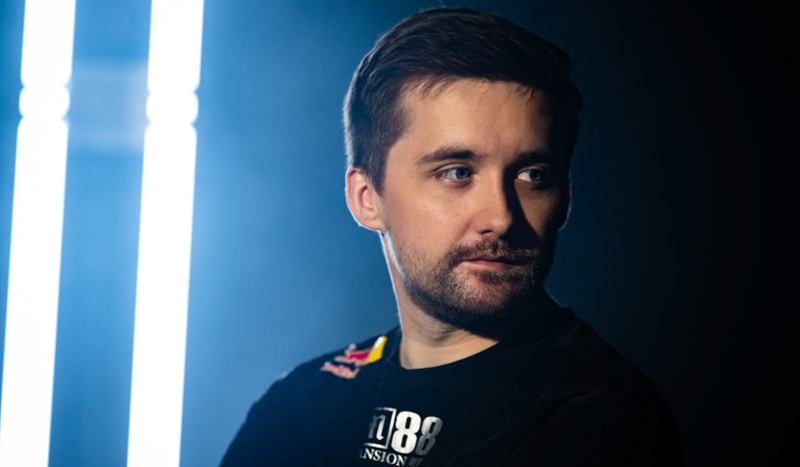 在韩国媒体近日放出的Ruler选手的夺冠采访中，Ruler选手对EDG的下路Leave选手和GEN的下路Peyz选手进行了称赞