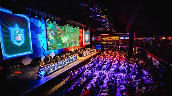 starry 处于低迷状态。新成员 CALLM3SU3 尽力做出 LVG 决策。他的射击技巧全乱了，输掉了第一场比赛。